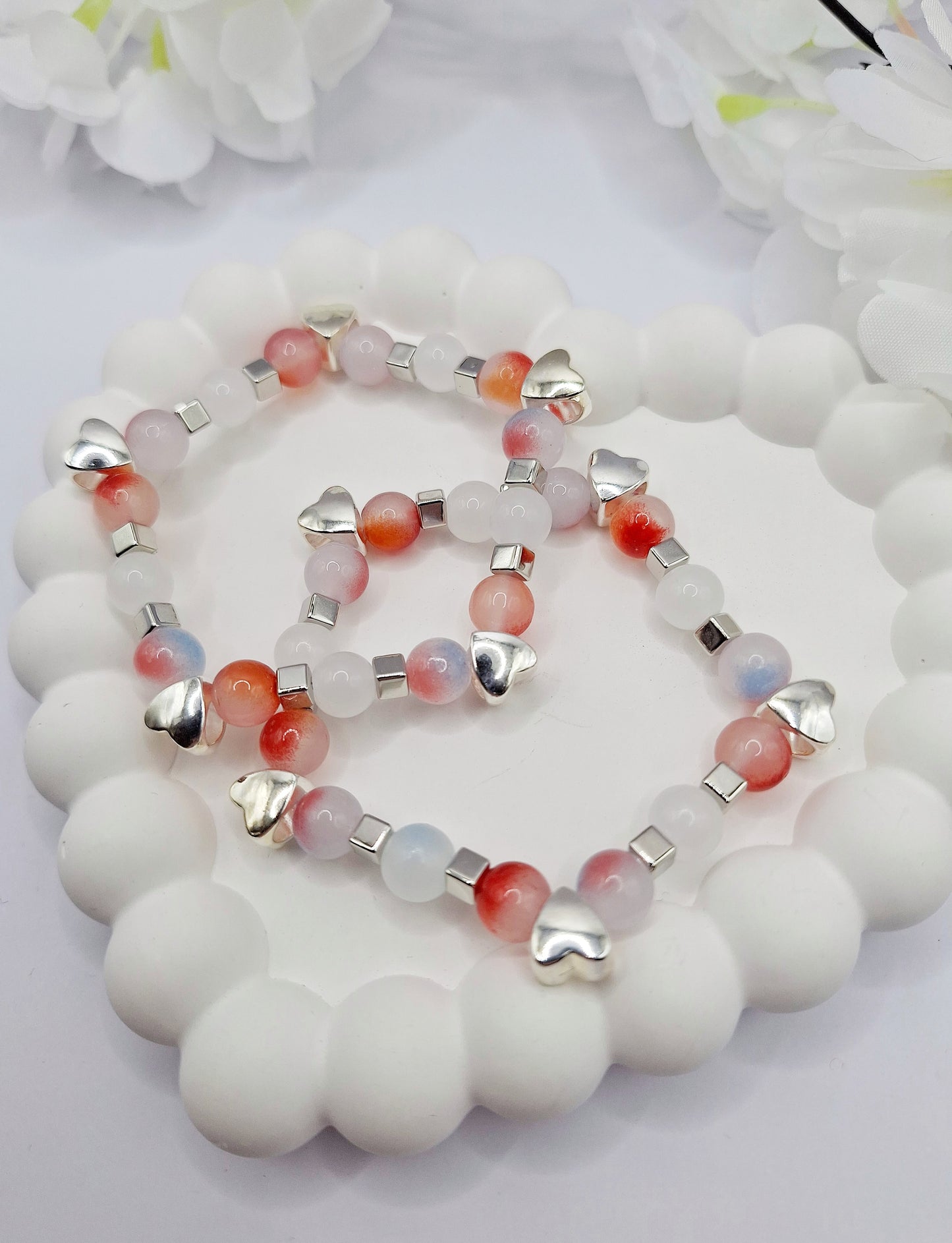 Elastisches Perlenarmband in Rot/Weiß mit silbernen Perlen in Herzform