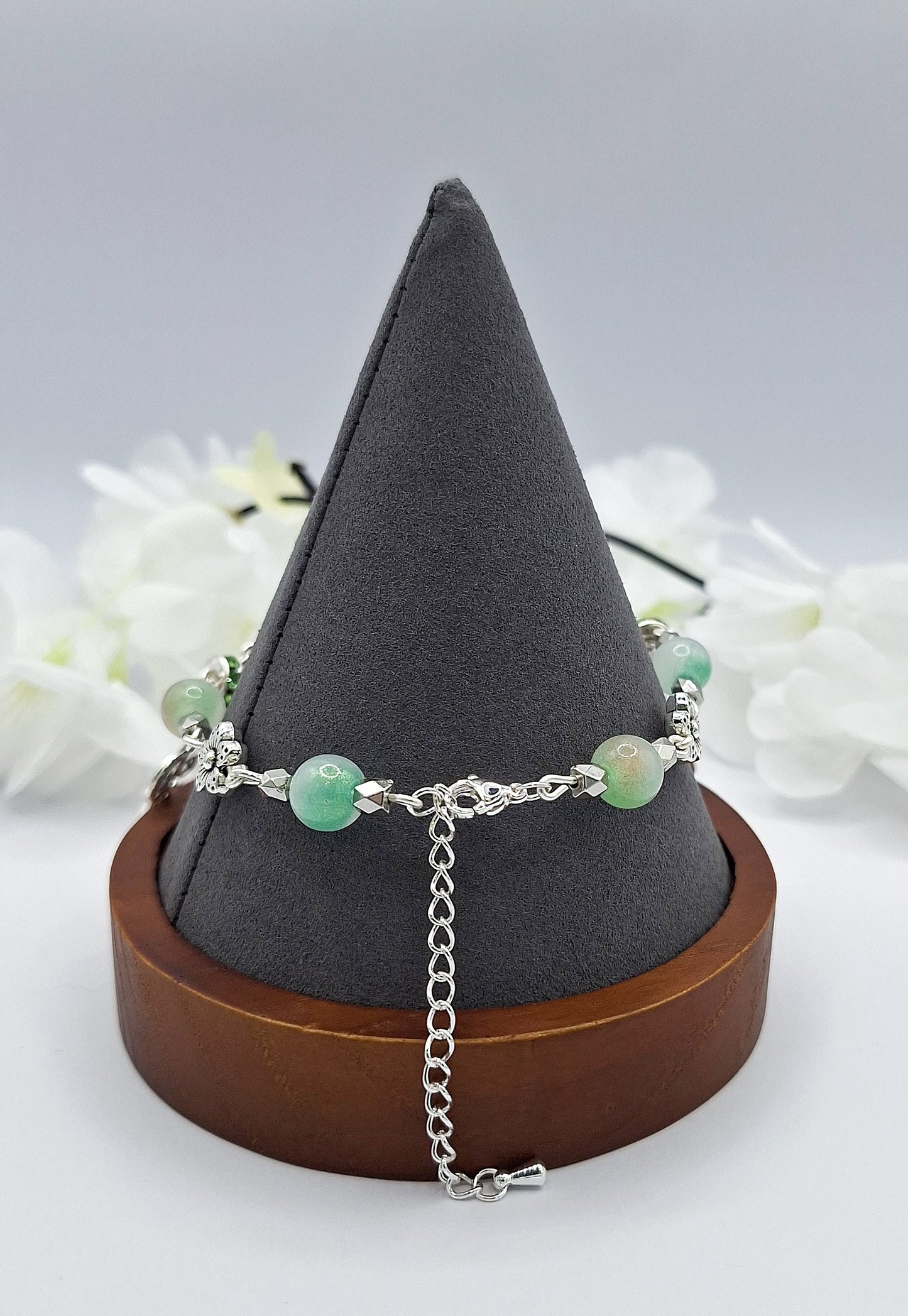 Perlenarmband mit silbernen Blatt-Anhängern