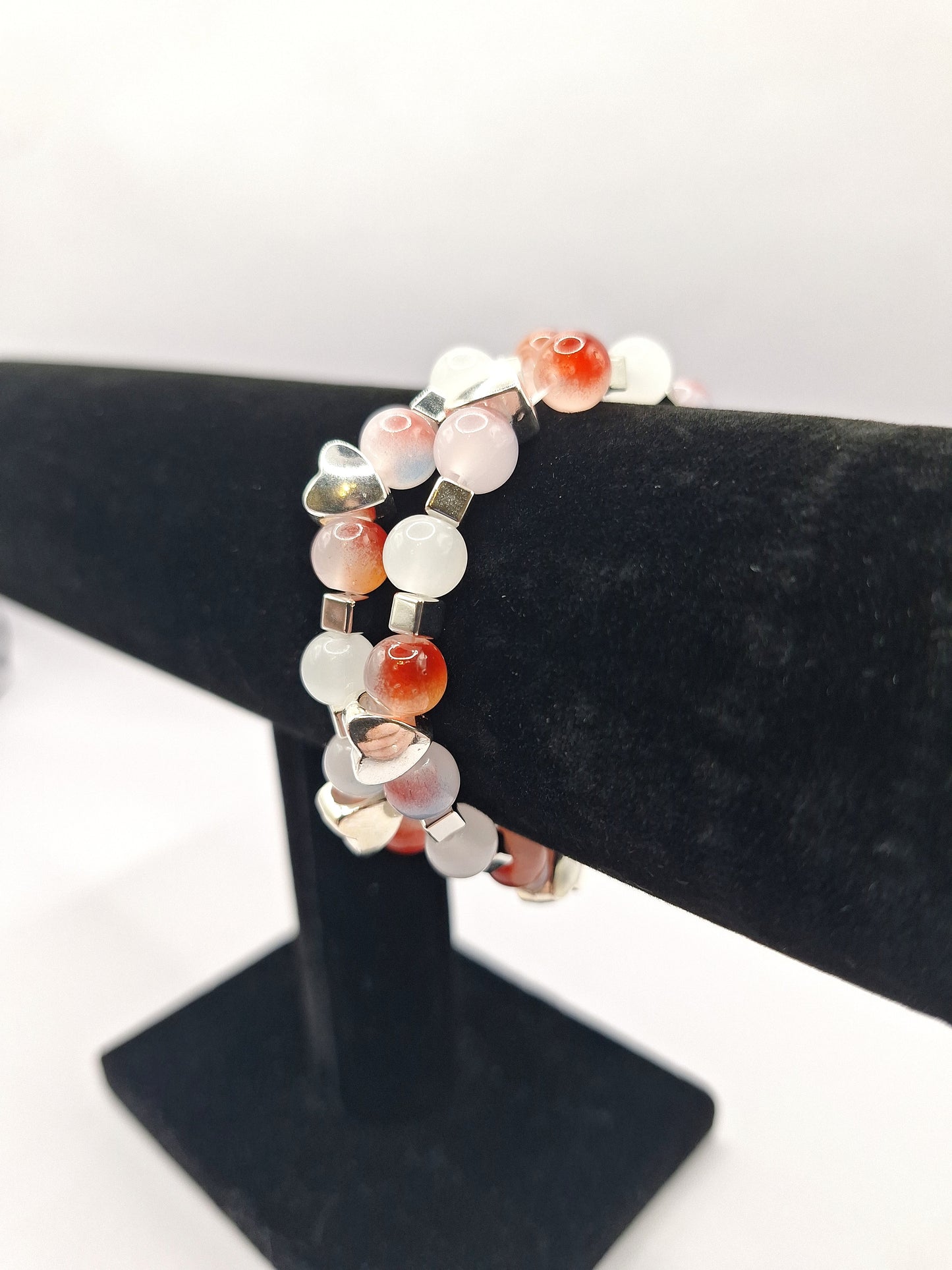 Elastisches Perlenarmband in Rot/Weiß mit silbernen Perlen in Herzform