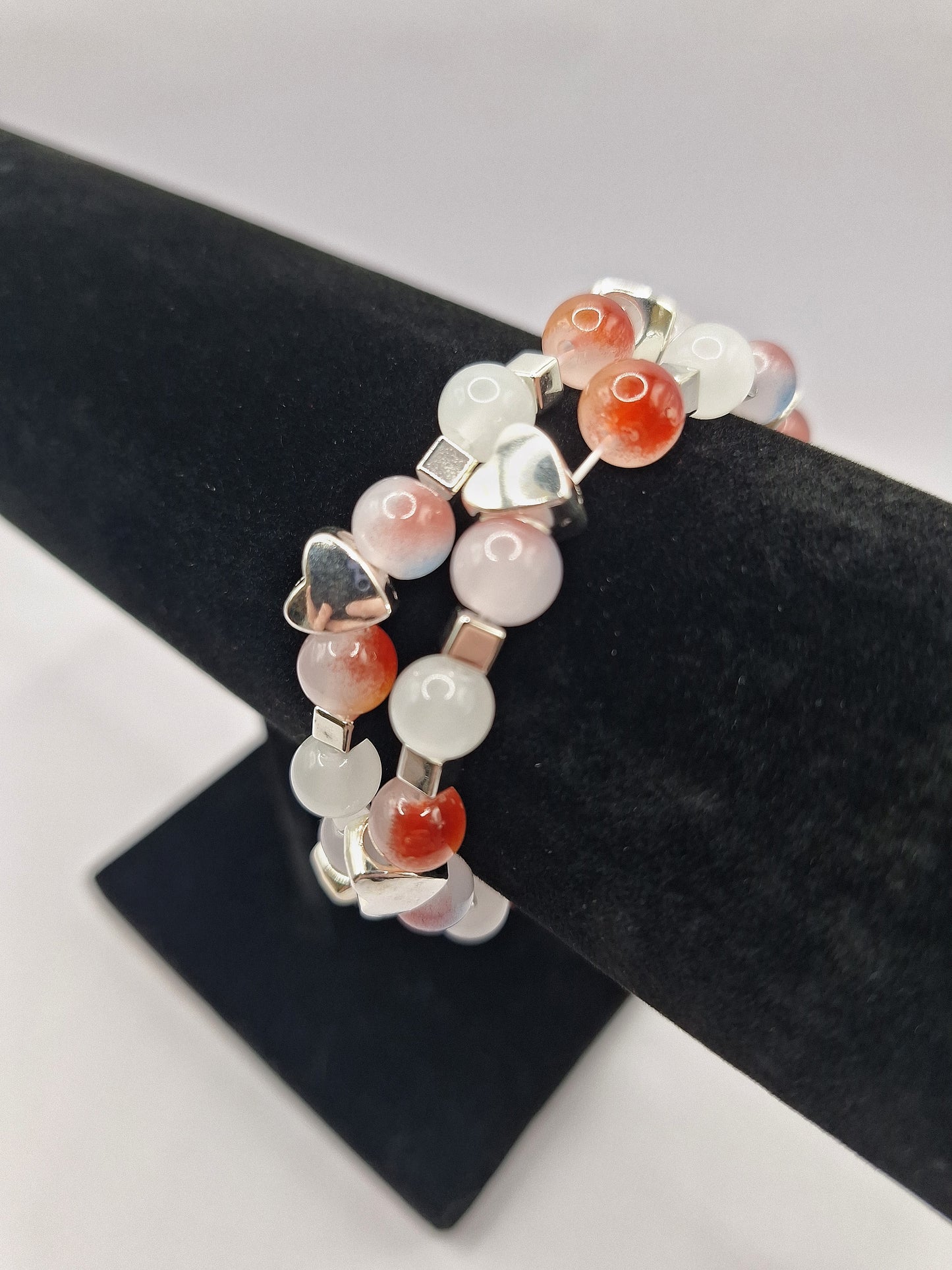 Elastisches Perlenarmband in Rot/Weiß mit silbernen Perlen in Herzform