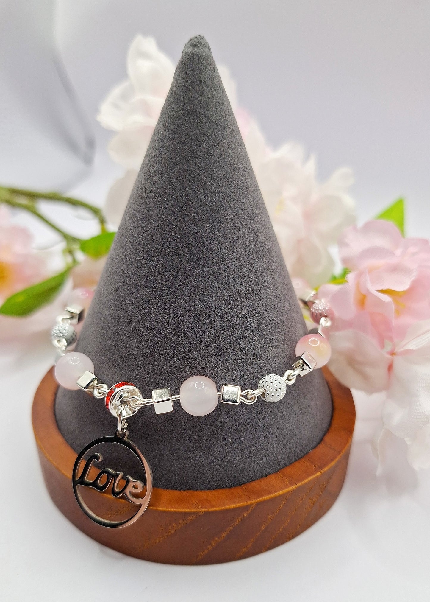 Verstellbares Perlen-Armband mit "Love"-Anhänger in der Farbe Silber