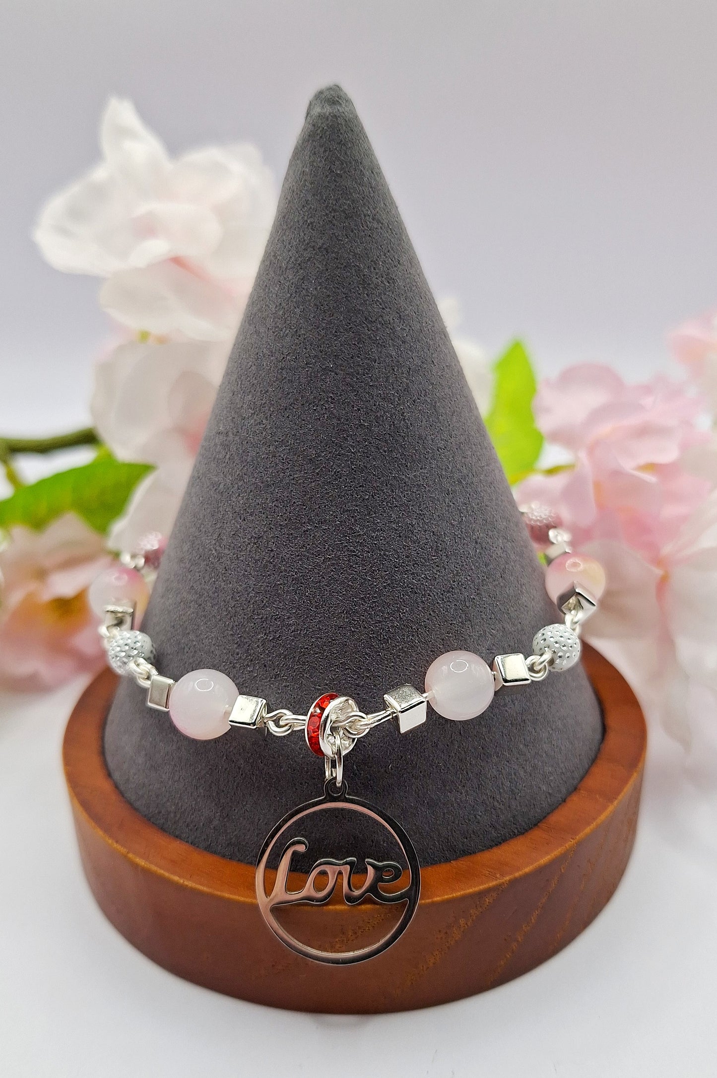 Verstellbares Perlen-Armband mit "Love"-Anhänger in der Farbe Silber