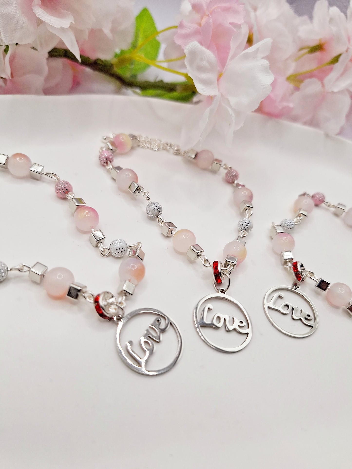 Verstellbares Perlen-Armband mit "Love"-Anhänger in der Farbe Silber