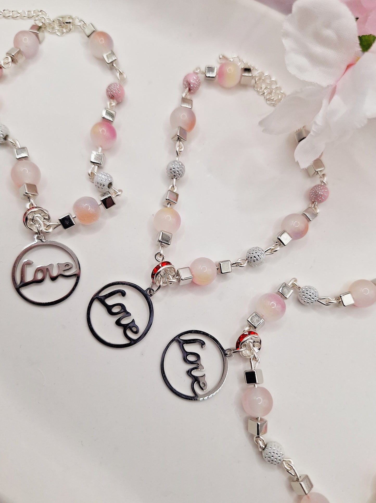 Verstellbares Perlen-Armband mit "Love"-Anhänger in der Farbe Silber